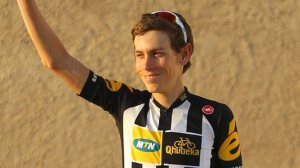 epa04628690 South Africa's Louis Meintjes of Team MTN Qhubeka celebrates on the podium before receiving the best young rider's white jersey after the 4th stage of the Tour of Oman, over 189km from Sultan Qaboos Grande Mosque to Jabal Al Akhdhar, Oman, 20 February 2015. EPA/KIM LUDBROOK