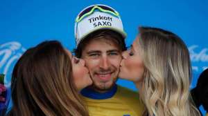 Sagan laat zich als eindwinaar kussen door de rondemissen van de ronde van Californië. Foto: NOS. 