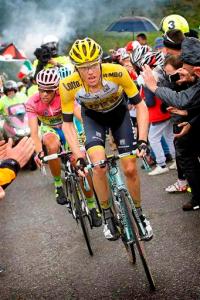 Steven Kruijswijk lost ronzetrui Alberto Contador in de Giro. Foto: Facebook LottoNL-Jumbo
